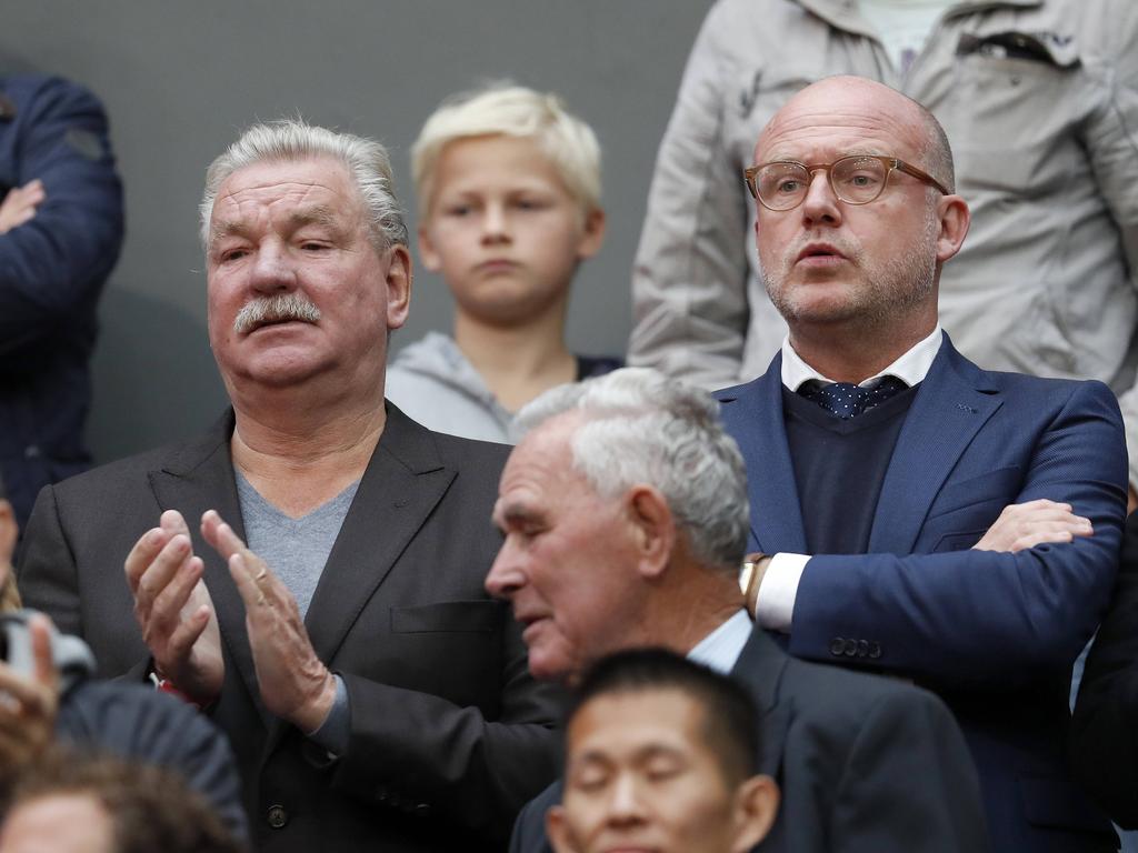 Frans van Seumeren (l.) zit tijdens Ajax-FC Utrecht naast algemeen directeur Wilco van Schaik. (02-10-2016)