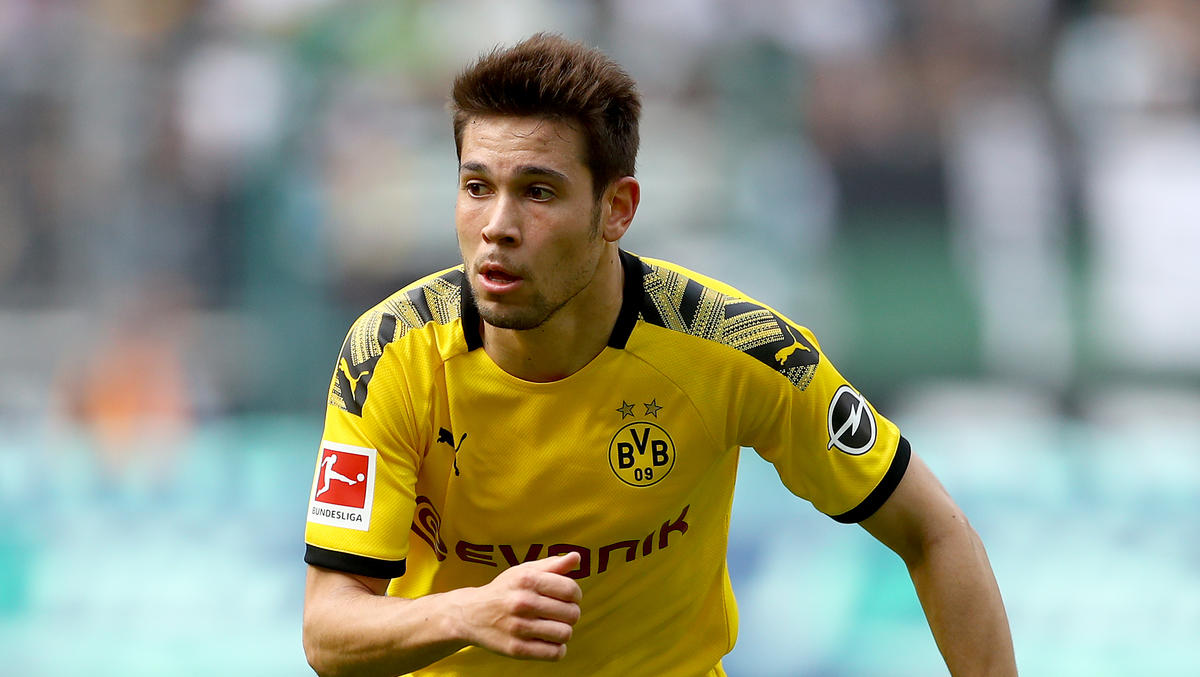 Raphael Guerreiro wird immer wieder mit einem Abschied vom BVB in Verbindung gebracht Raphael Guerreiro wird immer wieder mit einem Abschied vom BVB in Verbindung gebracht