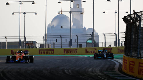 Hamilton (re.) fuhr die schnellste Zeit in FP1