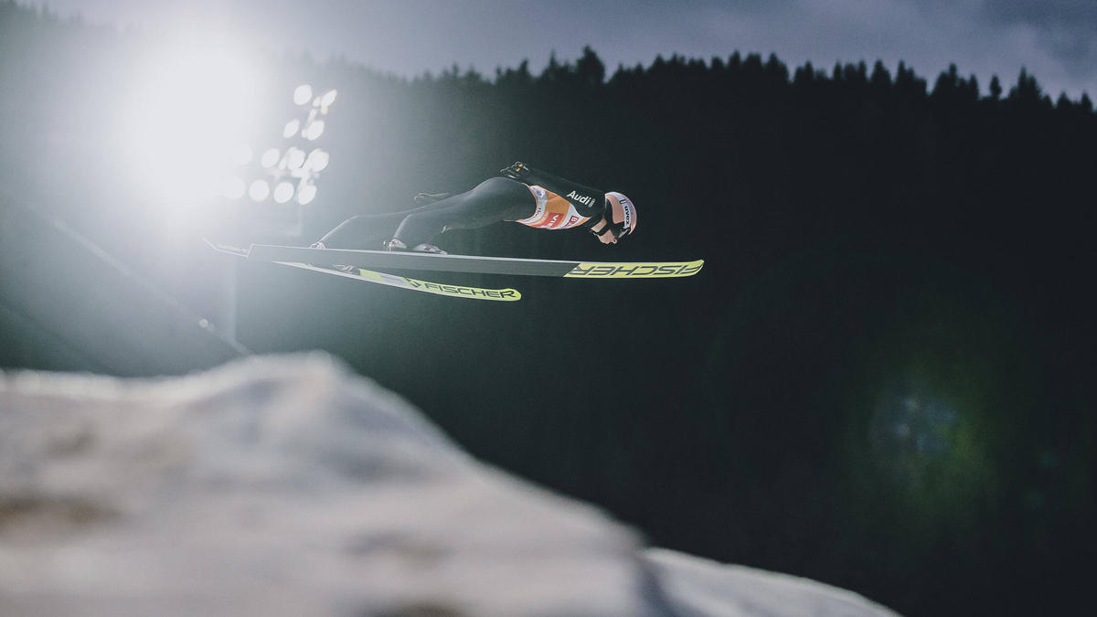 Karl Geiger büßt am Titisee wertvolle Punkte im Gesamtweltcup ein Karl Geiger büßt am Titisee wertvolle Punkte im Gesamtweltcup ein