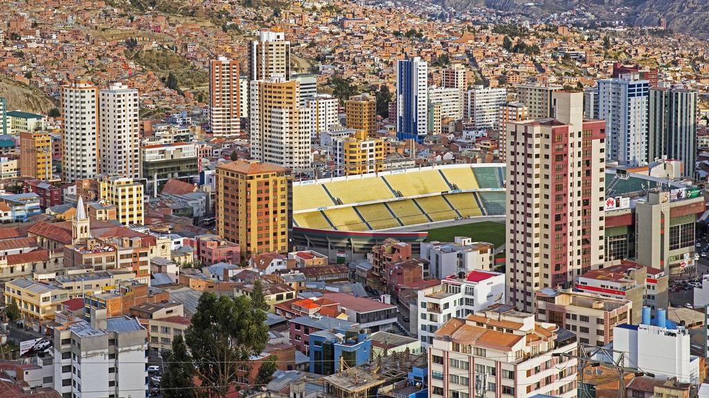 Vistas del estadio Hernando Siles en La Paz, Bolivia.
