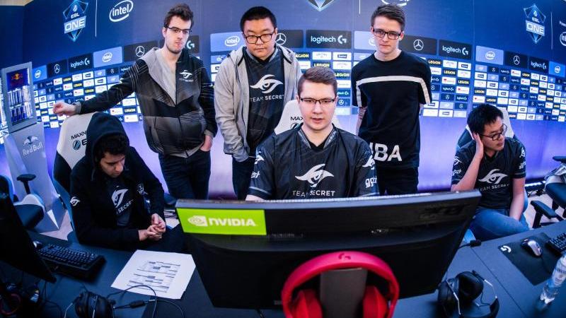 Adrian "Fata" Trinks (hinten links) während seiner Zeit mit Team Secret bei der ESL One Hamburg 2017 Adrian "Fata" Trinks (hinten links) während seiner Zeit mit Team Secret bei der ESL One Hamburg 2017