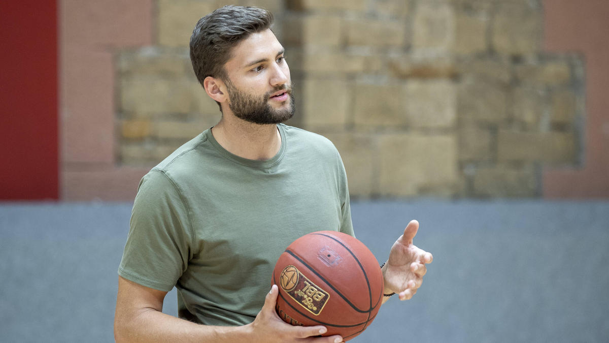 Maxi Kleber spielt in der NBA bei den Dallas Mavericks Maxi Kleber spielt in der NBA bei den Dallas Mavericks