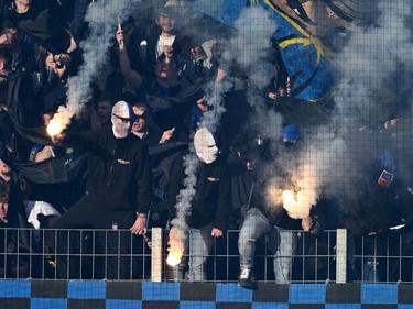 Fans vom 1. FC Saarbrücken zünden Pyrotechnik. In Polen ist ein Mann von Pyrotechnik getroffen worden - und verstarb