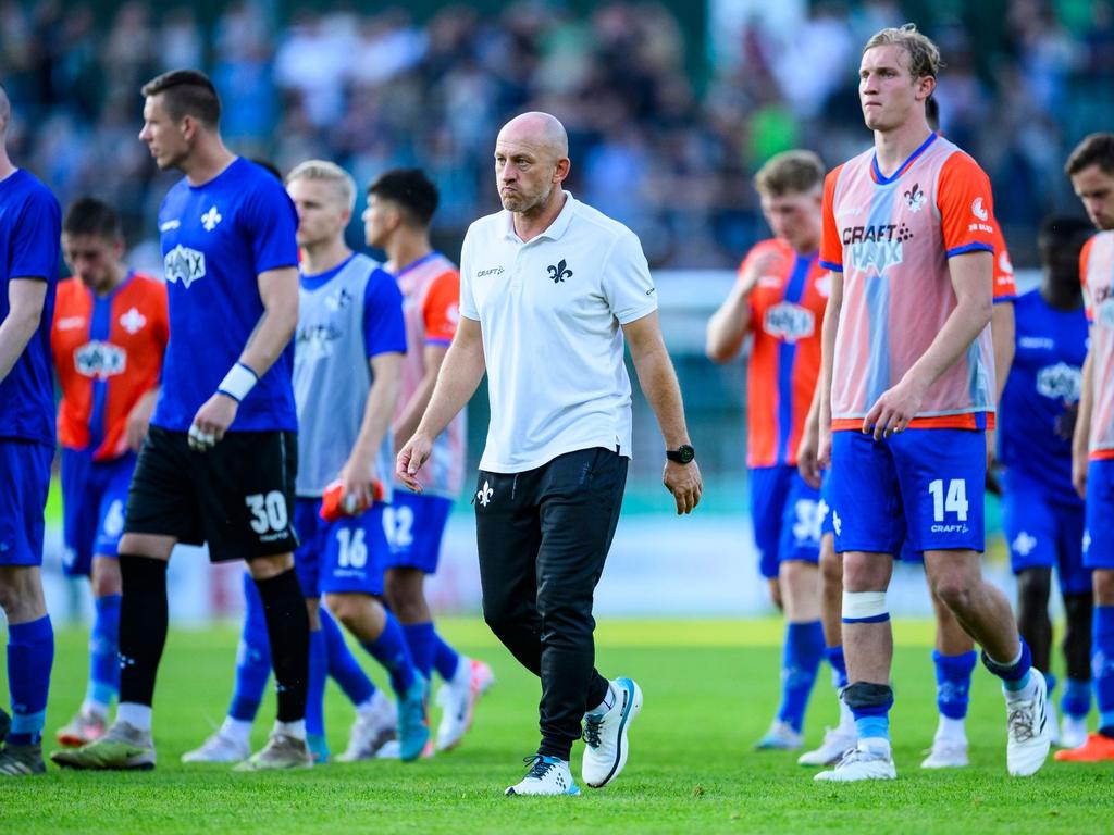 Darmstadt-Trainer Lieberknecht (m.) geht mit seinen Spielern vom Platz