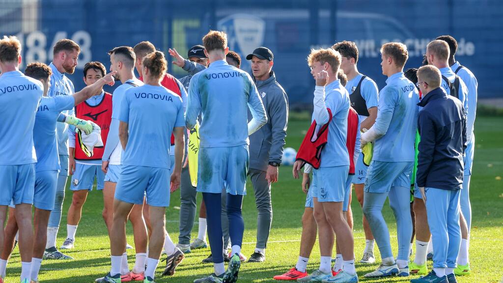 Ansprache ans Team: Markus Feldhoff will den VfL Bochum aus der Krise führen.