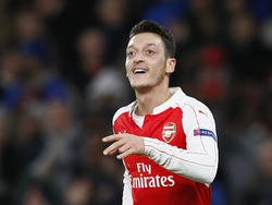 Mesut Özil kan lachen tijdens het Champions League-duel Arsenal - Dinamo Zagreb. (24-11-2015)
