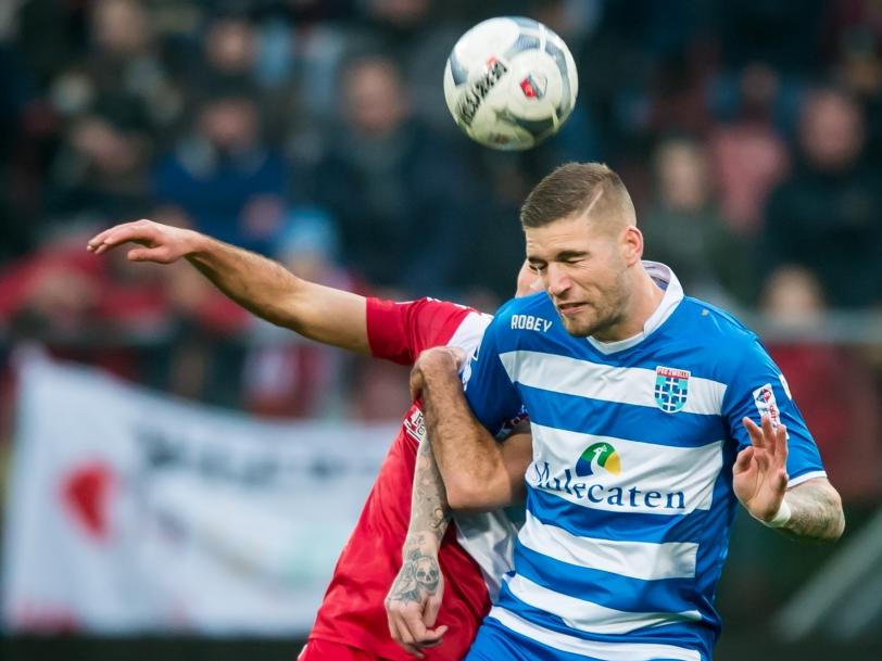 PEC Zwolle-spits Lars Veldwijk heerst in de lucht in het duel tussen FC Utrecht en PEC Zwolle (24-01-2016)