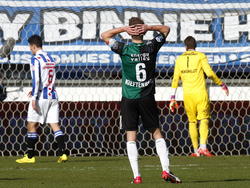 Maikel Kieftenbeld baalt flink nadat hij een kans heeft gemist tegen sc Heerenveen. (22-02-2015)