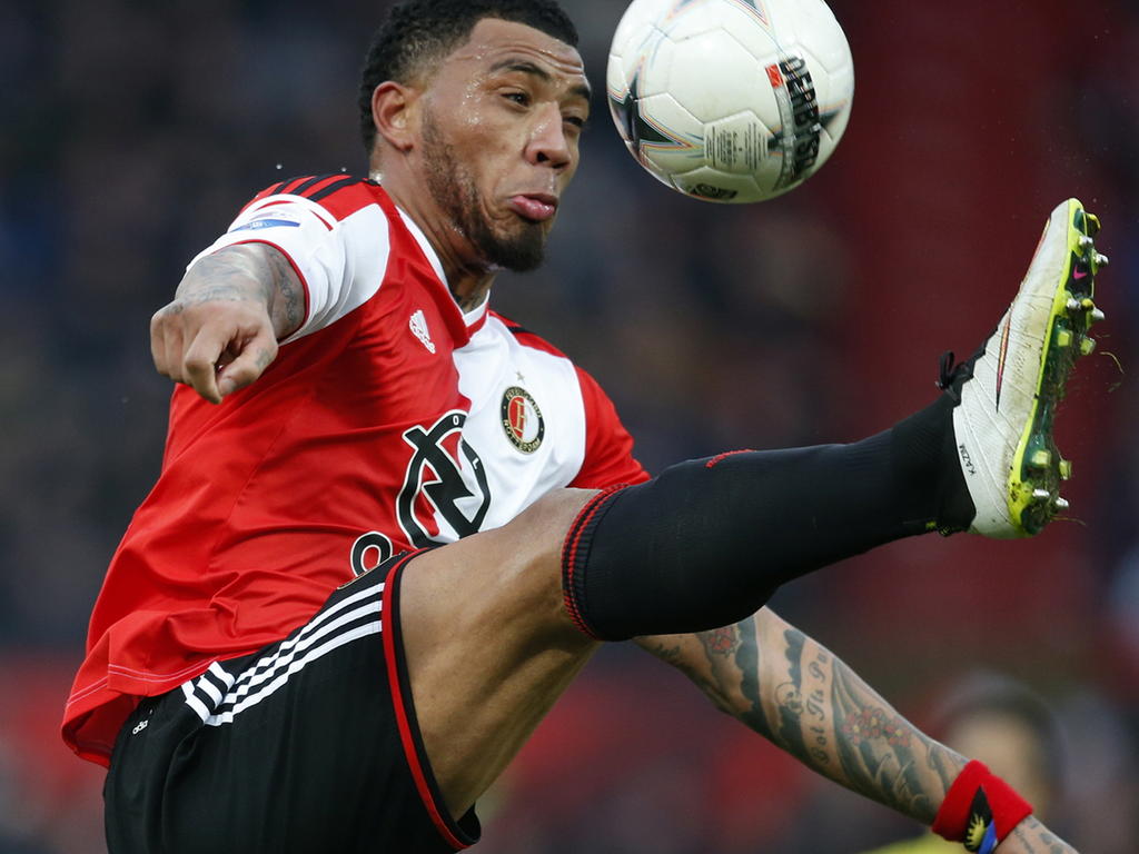 Colin Kâzim Richards van Feyenoord probeert de bal op een acrobatische manier aan te nemen. (22-02-2015) Colin Kâzim Richards van Feyenoord probeert de bal op een acrobatische manier aan te nemen. (22-02-2015)