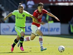 Lasse Schöne (l.) en Thom Haye hinderen elkaar op weg naar de bal tijdens de eerste wedstrijd van Ajax en AZ in het seizoen 2015/2016. (09-08-2015)