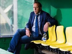 Fortuna Sittard verliest de thuiswedstrijd tegen FC Dordrecht met maar liefst 0-5. Trainer Peter van Vossen zit dan ook niet lekker op de bank in Limburg. (11-09-2015)