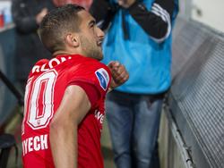 Hakim Ziyech moet zijn doelpunt tegen PSV uiteindelijk achter de boarding vieren. De nummer tien van FC Twente wil over de reclameborden springen, maar glijdt uit. (24-10-2015)