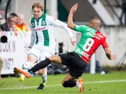 FC Groningen-middenvelder Simon Tibbling (l) wil passen, maar NEC Nijmegen-verdediger Gregor Breinburg (r) steekt daar een stokje voor. (25-10-2015)