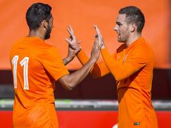 Vincent Janssen (r.) zet Jong Oranje na een goede actie op voorsprong tegen de beloften van Slowakije. Hij viert zijn doelpunt met Ricardo Kishna (l.). (11-10-2015)