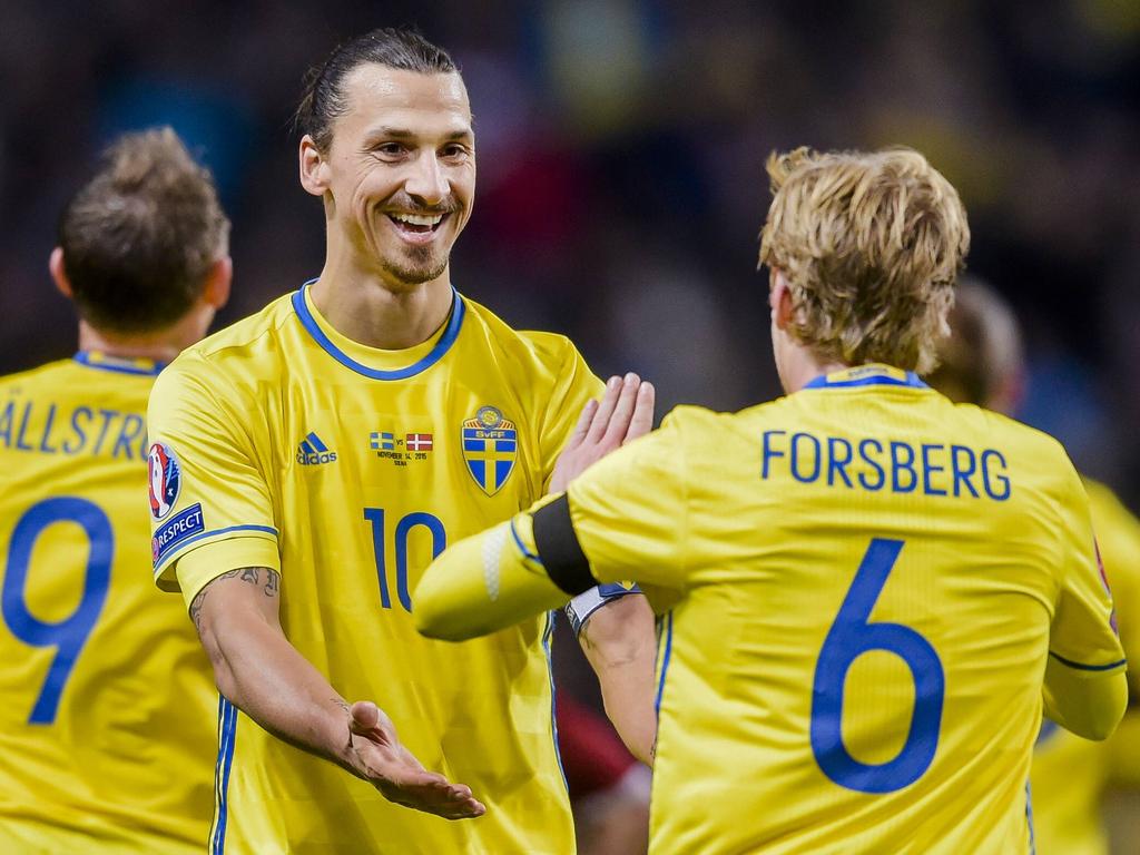Zlatan Ibrahimović y Emil Forsberg celebran el primer gol de Suecia ante Dinamarca. (Foto: Getty)