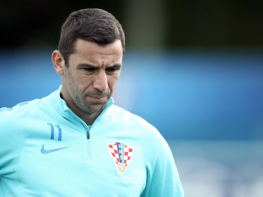 Darijo Srna staat weer op het trainingsveld bij Kroatië nadat hij in zijn eigen land zijn vader heeft begraven. (15-06-2016)