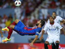 Espectacular remate de Arda en el partido jugado en Sevilla. (Foto: Getty)
