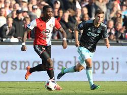 Eljero Elia (l.) snelt langs Joël Veltman (r.) tijdens het competitieduel Feyenoord - Ajax (23-10-2016).