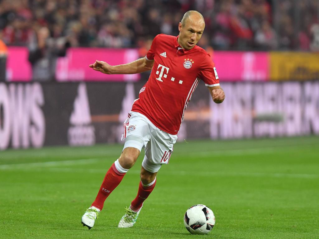 Arjen Robben begint aan een dribbel tijdens het competitieduel FC Bayern München - Borussia Mönchengladbach (22-10-2016).