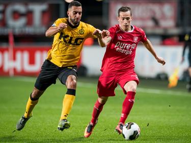 Adil Auassar (l.) probeert Dejan Trajkovski (r.) van de bal te krijgen tijdens FC Twente - Roda JC. (28-09-2016)