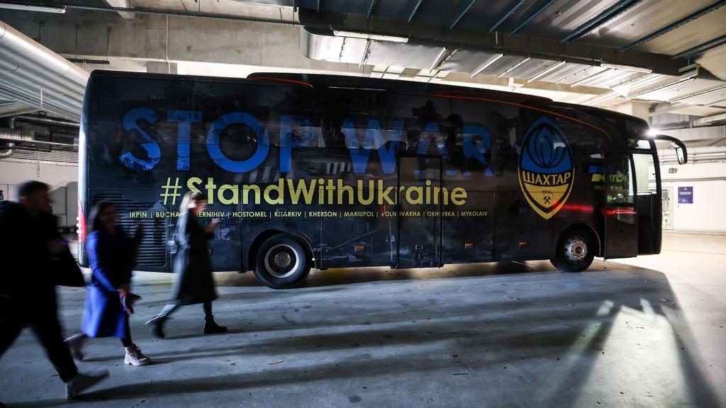 Der Mannschaftsbus von Schachtar Donezk mit einer deutlichen Botschaft