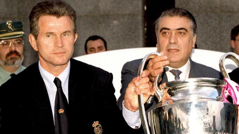 Der ehemalige Real-Präsident Lorenzo Sanz (r.) 1998 nach dem Gewinn der Champions League mit dem damaligen Trainer Jupp Heynckes