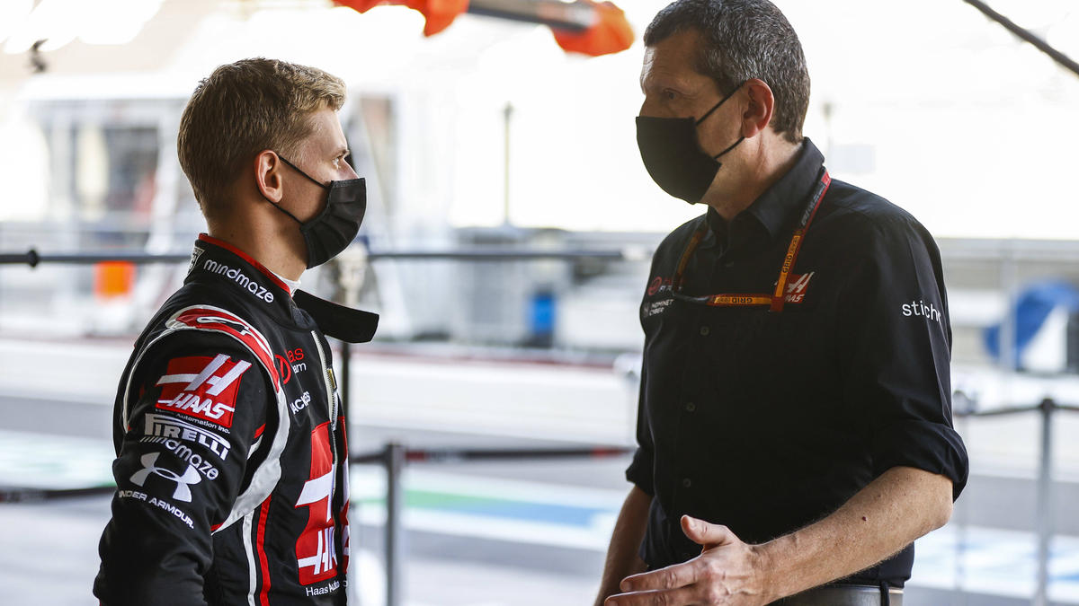 Mick Schumacher (l.) wird 2021 für Haas an den Start gehen Mick Schumacher (l.) wird 2021 für Haas an den Start gehen