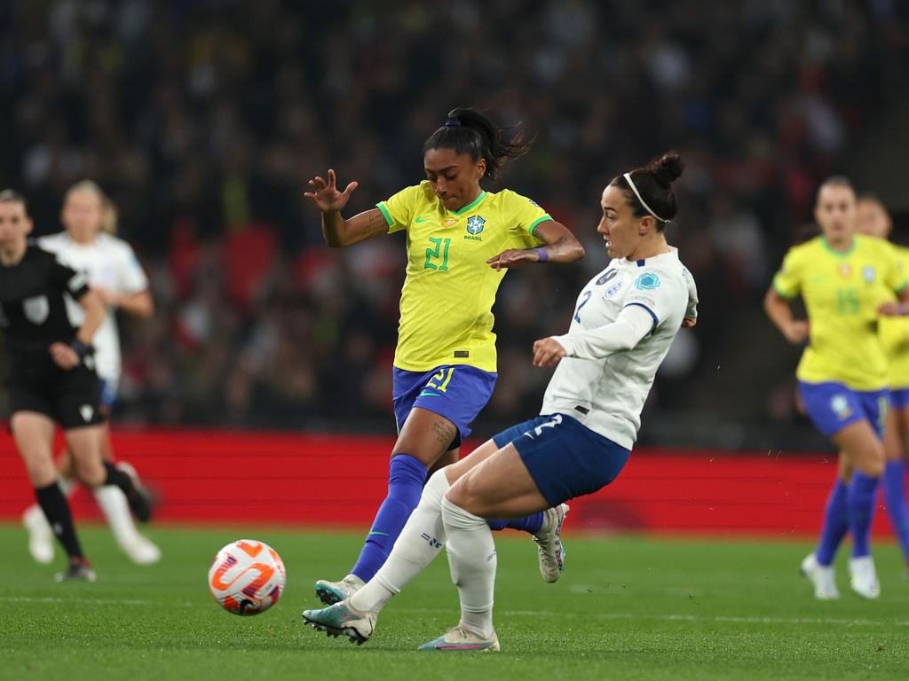 Die Engländerinnen um Lucy Bronze (r) setzten sich gegen Brasilien durch