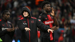 Edmond Tapsoba (rechts) wird Bayer Leverkusen in dieser Woche fehlen