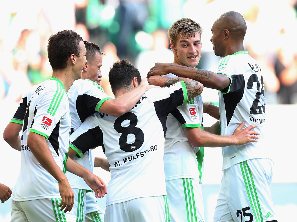 Robin Knoche (2.v.r.) soll langfristig beim VfL Wolfsburg bleiben