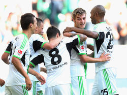 Robin Knoche (2.v.r.) soll langfristig beim VfL Wolfsburg bleiben