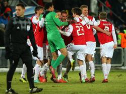 AZ viert het bereiken van de kwartfinale van de Europa League. Voetbal.com Foto van de Week (20-3-2014)