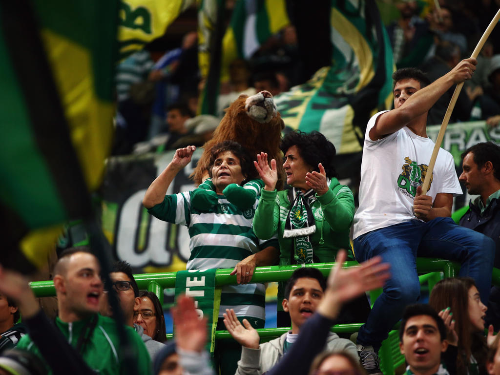 Seguidores del Sporting en un partido de la Champions. (Foto: Getty) Seguidores del Sporting en un partido de la Champions. (Foto: Getty)