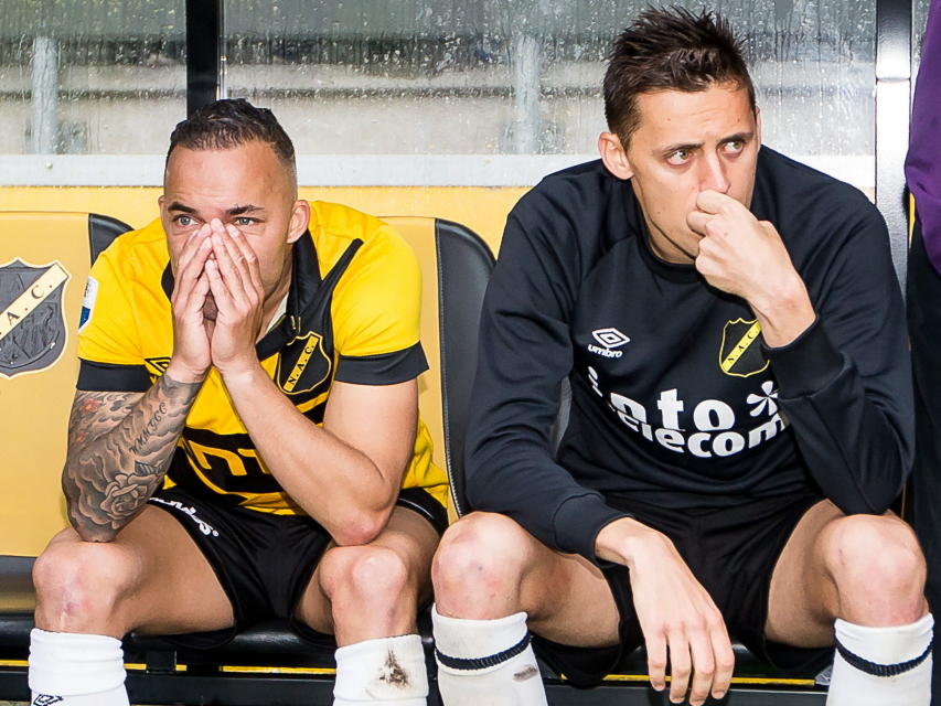 Demy de Zeeuw (l.) en Uroš Matić kunnen het zelfs na het laatste fluitsignaal nog niet beseffen. NAC Breda degradeert na een nederlaag tegen Roda JC uit de Eredivisie. (31-05-2015)