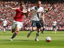 Tottenham Hotspur-aanvaller Harry Kane houdt Adnan Januzaj van zich af tijdens het competitieduel met Manchester United. (08-08-2015)