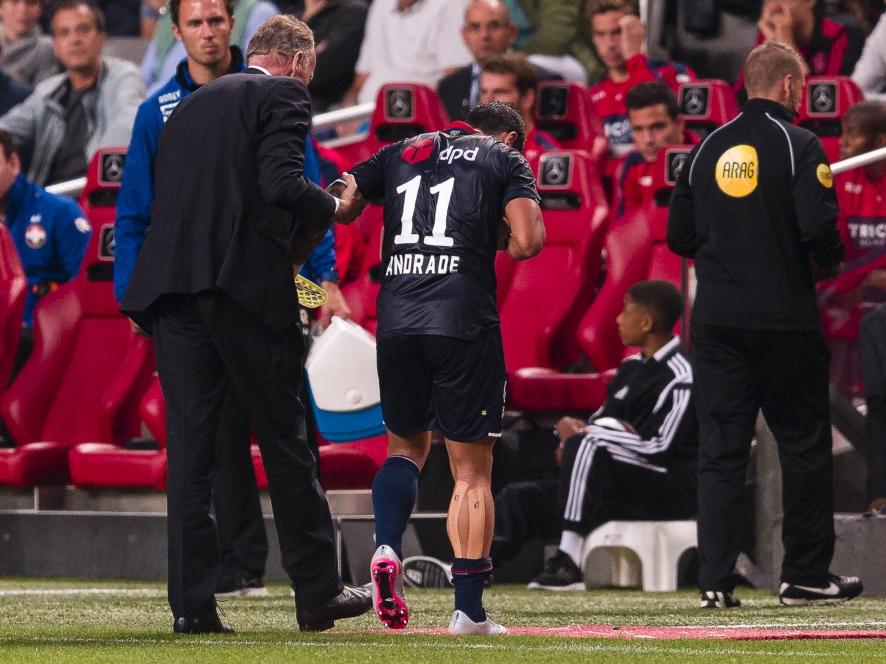 Bruno Andrade (m.) moet vroegtijdig het veld verlaten bij de wedstrijd Ajax - Willem II, met ogenschijnlijk een vervelende knieblessure. (15-08-2015)