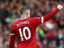 Wayne Rooney steekt zijn duim omhoog tijdens het competitieduel Manchester United - Manchester City. (25-10-2015)