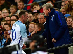 Wayne Rooney (l.) ist von der Arbeit des englischen Nationaltrainers Roy Hodgson überzeugt