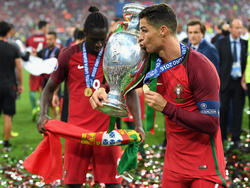Cristiano Ronaldo küsst den Siegerpokal