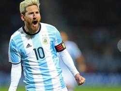 Messi con la camiseta de la Albiceleste en un reciente partido contra Uruguay. (Foto: Getty)