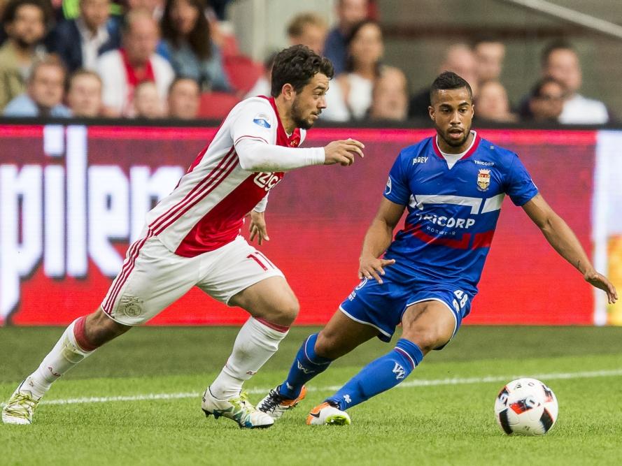 Amin Younes (l.) probeert tijdens een competitieduel van Ajax zijn tegenstander Pele van Anholt (r.) van Willem II uit te spelen. (20-08-2016)