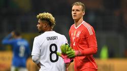 Serge Gnabry (l.) und Bernd Leno, hier im November 2016 beim Länderspiel gegen Italien, stoßen zum DFB-Team
