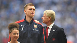 Per Mertesacker (l.) und Arsène Wenger kennen sich noch bestens aus gemeinsamer Zeit in London