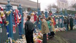 Fußballfans gedenken am 15. April 2019 vor dem Stadion am 30. Jahrestag der Opfer der Hillsborough-Tragödie