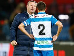 Trainer Ron Jans (l.) voert tijdens de wedstrijd Feyenoord - PEC Zwolle overleg met aanvoerder Bram van Polen. (20-11-2016)