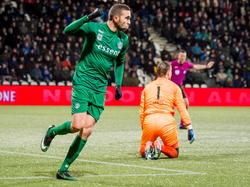 Na precies een half uur spelen is het raak voor FC Groningen. Mimoun Mahi loopt juichend weg na de openingstreffer. (14-01-2017)