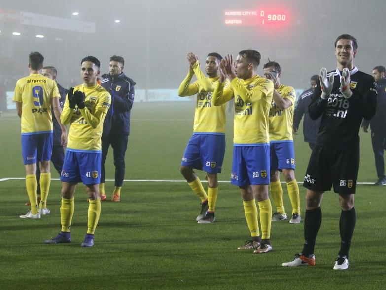 De spelers van SC Cambuur bedanken de meegekomen supporters na de zege op Almere City FC. (17-02-2017)
