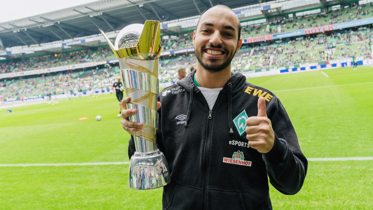 Mohammed Harkous präsentiert stolz seinen WM-Pokal Mohammed Harkous präsentiert stolz seinen WM-Pokal