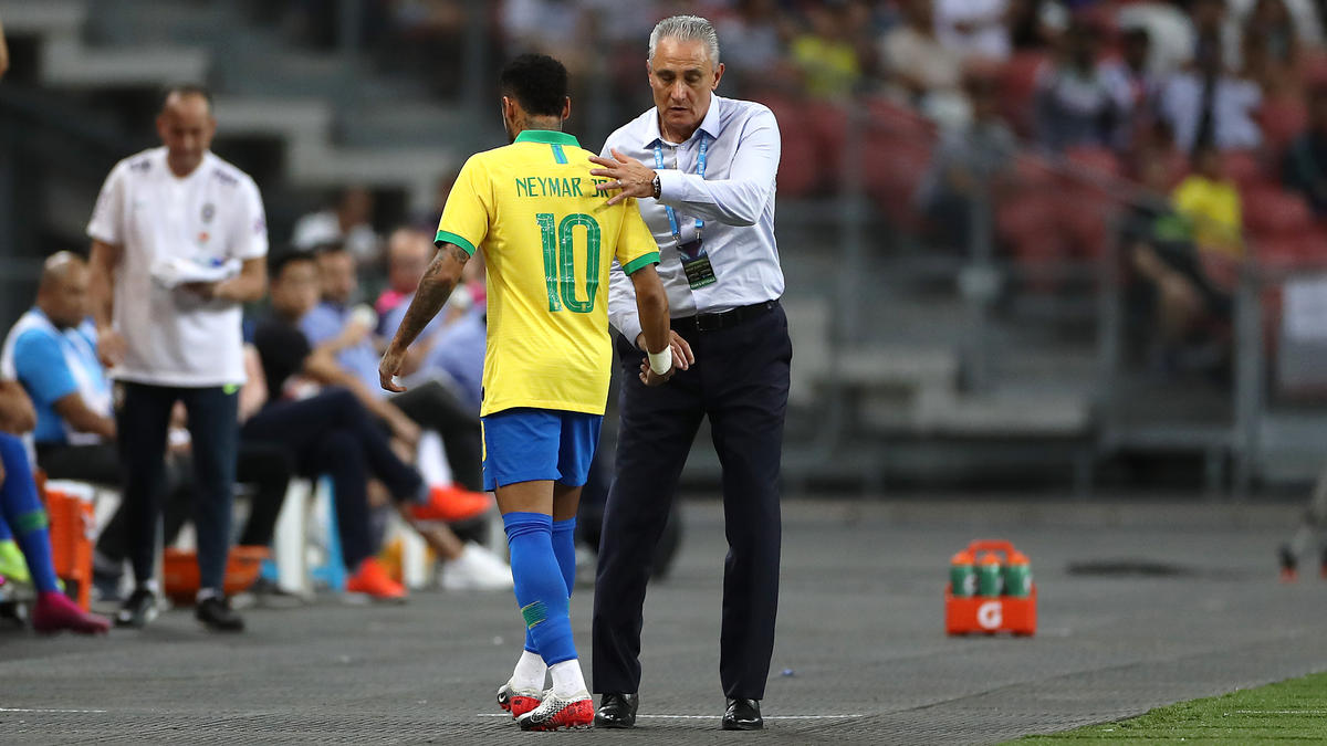 Neymar musste beim Freundschaftsspiel gegen Nigeria verletzt ausgewechselt werden Neymar musste beim Freundschaftsspiel gegen Nigeria verletzt ausgewechselt werden
